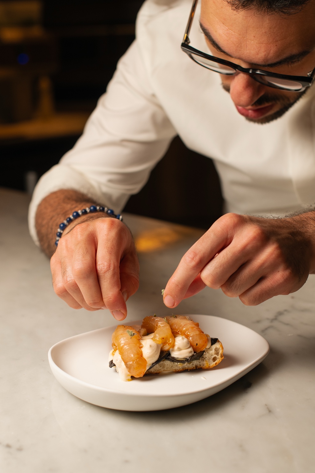 Antonio Polichetti al lavoro su una preparazione gastronomica